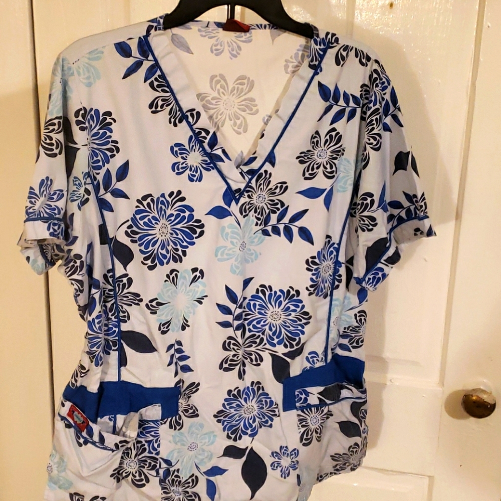 Used Nurses V-neck short sleeve top